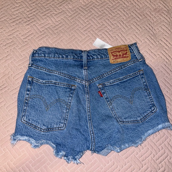 Levi’s 501 high waisted Jean short - Picture 2 of 3